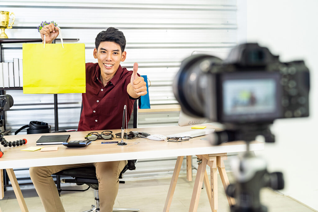 التسوق عن طريق المؤثرين